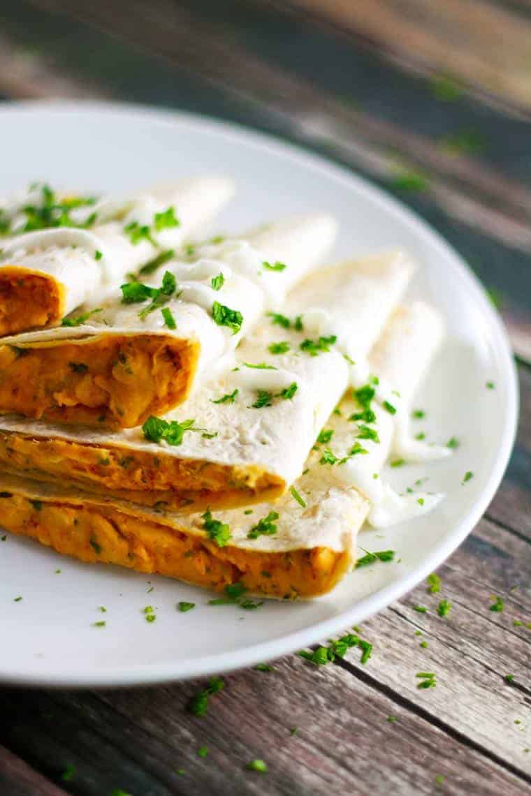 Cheesy Sriracha Chicken Quesadilla - Whether you've jumped onto the sriracha-loving bandwagon yet or not, you will absolutely love this quesadilla! Simple and easy to make, but it tastes amazing! | ScrambledChefs.com