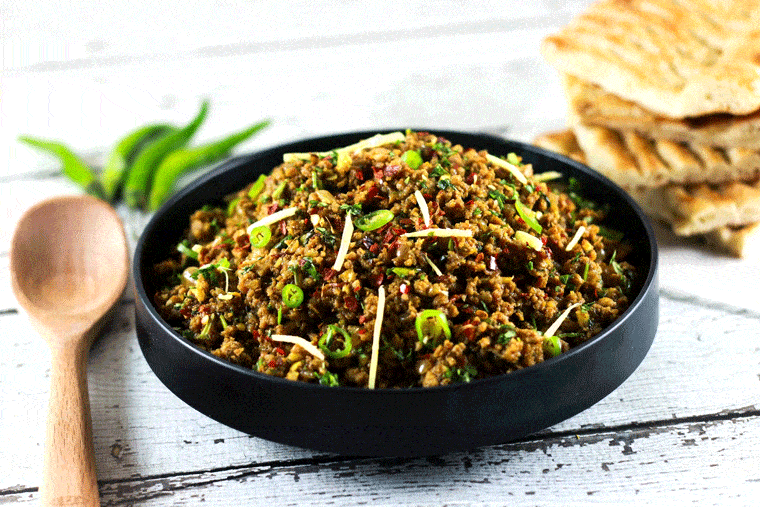Authentic Indian Minced Meat Qeema - This authentic Indian minced meat Qeema recipe is so delicious, it'll become a regular at your house!! And nothing's better than the fact that you make it within 20 minutes!! | ScrambledChefs.com
