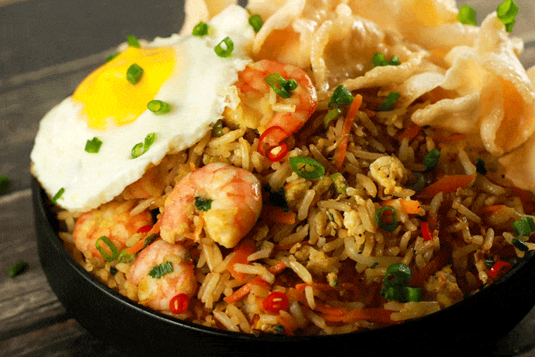 Spicy Indonesian Fried Rice Shrimp Nasi Goreng - Make this delicious spicy Indonesian fried rice in 15 minutes and amaze all your friends and family! It's literally bursting with flavors and is SO simple to make! It doesn't get better than this!! | ScrambledChefs.com