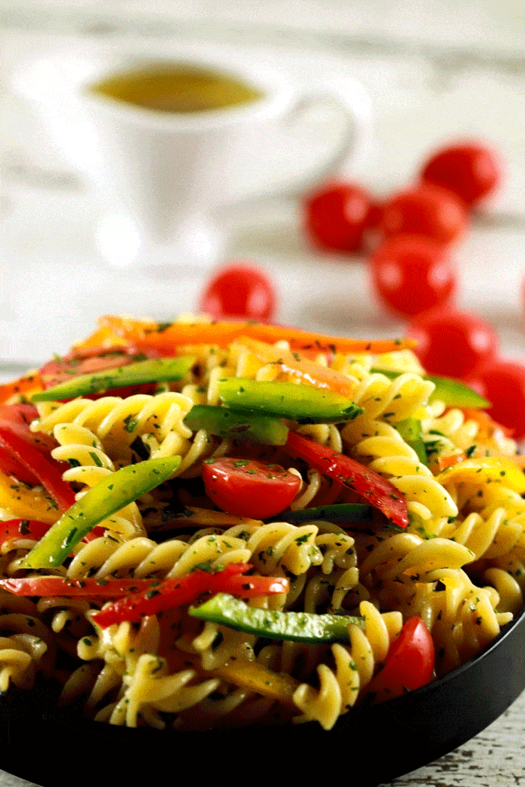 Cold Pasta Salad with Italian Dressing - This pasta salad is absolutely delicious!! Plus you're getting all the nutrients of a salad plus the yumminess of the pasta! PERFECT! | ScrambledChefs.com