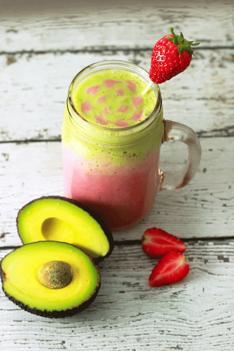 Creamy Strawberry Avocado Smoothie - This super creamy and healthy Strawberry Avocado Smoothie has just the right amount of sweetness and is the perfect post-workout smoothie! Rich with antioxidants, this will become your go-to smoothie recipe! | ScrambledChefs.com