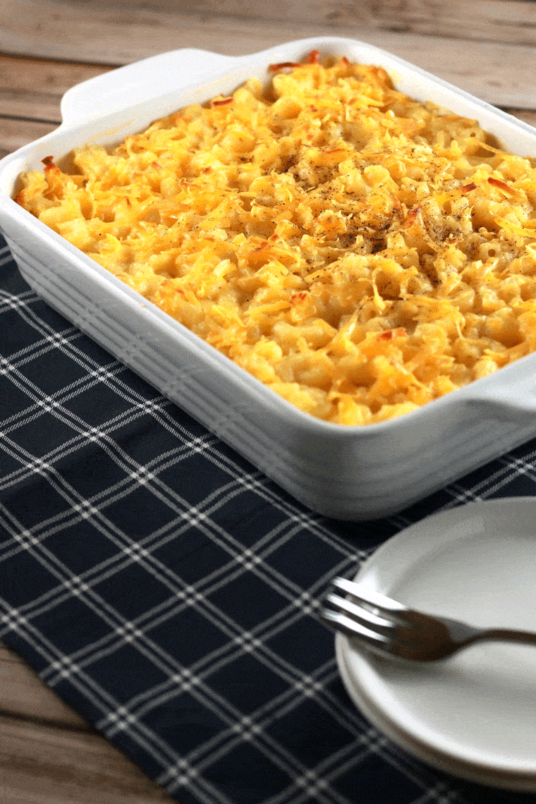 Creamy Baked Macaroni and Cheese - Nothing says comfort food better than some macaroni and cheese. And this recipe is the most simple, creamy and delicious one you'll ever try!! | ScrambledChefs.com