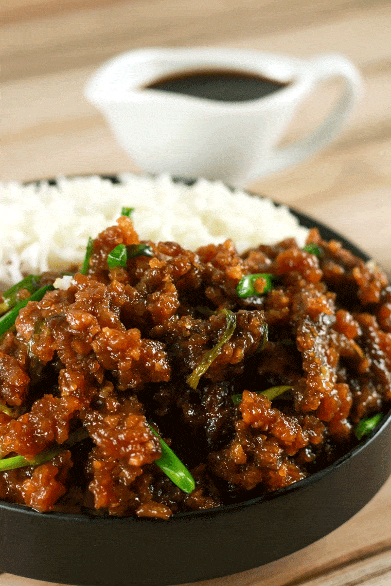 Easy Crispy Mongolian Beef - This Mongolian Beef recipe is super easy to make and uses simple, readily available ingredients! Whip this up in under 20 minutes and have the perfect mid-week dinner meal! | ScrambledChefs.com