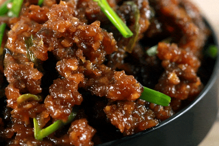 Easy Crispy Mongolian Beef - This Mongolian Beef recipe is super easy to make and uses simple, readily available ingredients! Whip this up in under 20 minutes and have the perfect mid-week dinner meal! | ScrambledChefs.com
