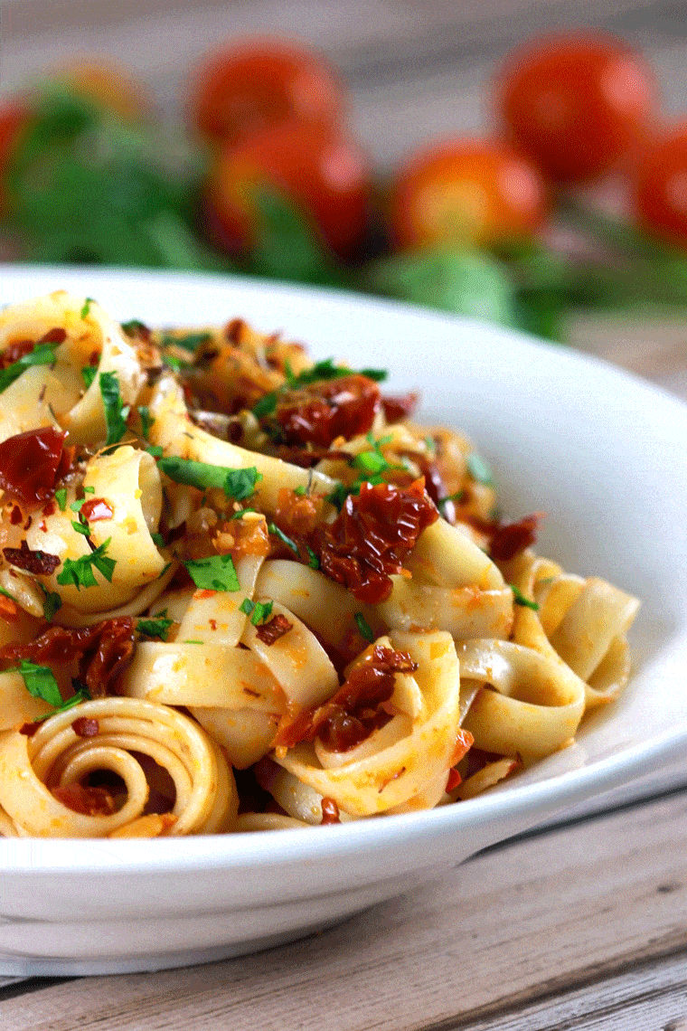 Quick and Easy Sundried Tomatoes and Garlic Pasta - This pasta recipe is PERFECT for mid-week lazy days and tastes spectacular!! And learn how to make delicious sundried tomatoes yourself while you're at it! YUM!! | ScrambledChefs.com