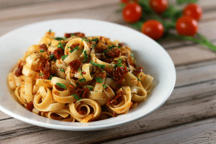 Quick and Easy Sundried Tomatoes and Garlic Pasta - This pasta recipe is PERFECT for mid-week lazy days and tastes spectacular!! And learn how to make delicious sundried tomatoes yourself while you're at it! YUM!! | ScrambledChefs.com