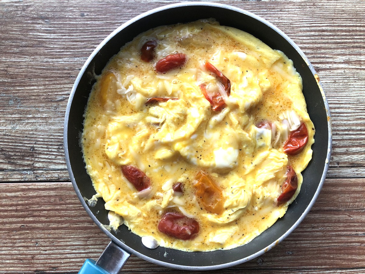 Eggs and tomatoes in skillet