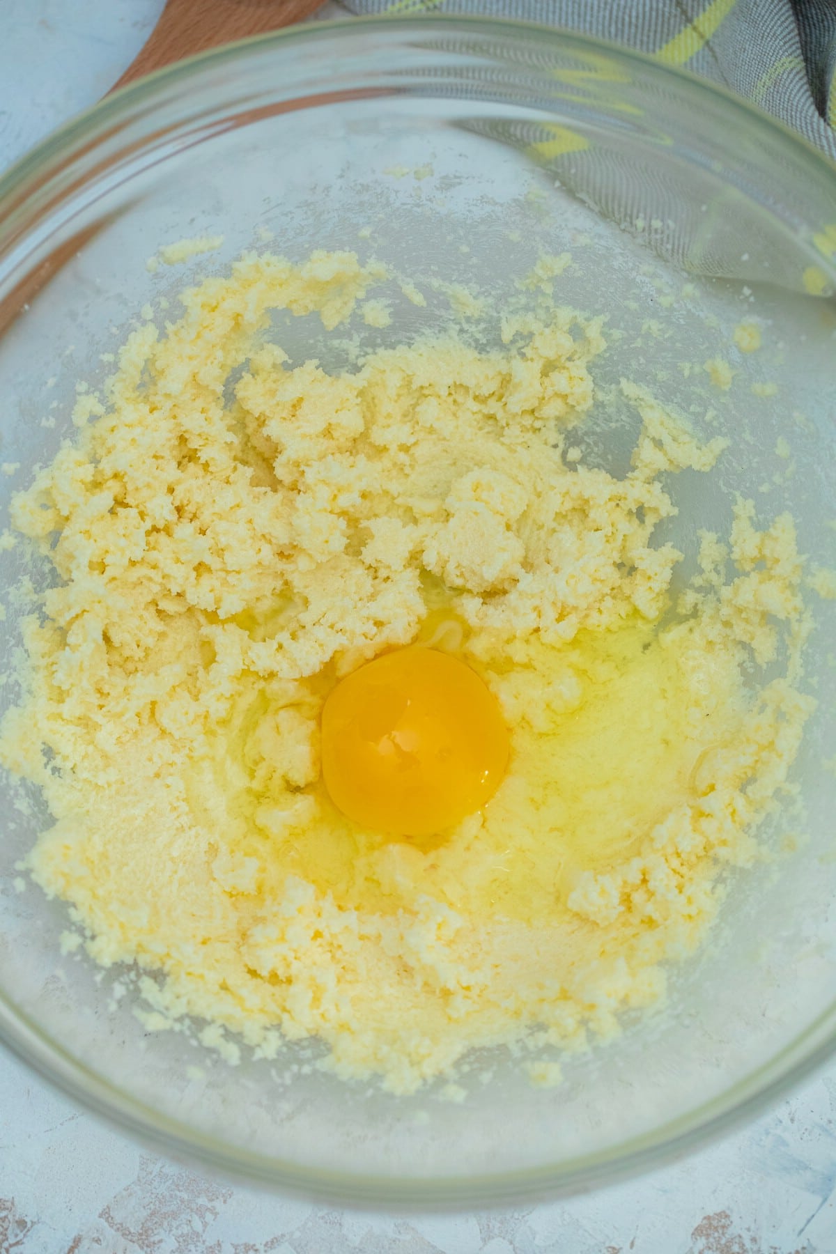 Sugar and eggs in bowl