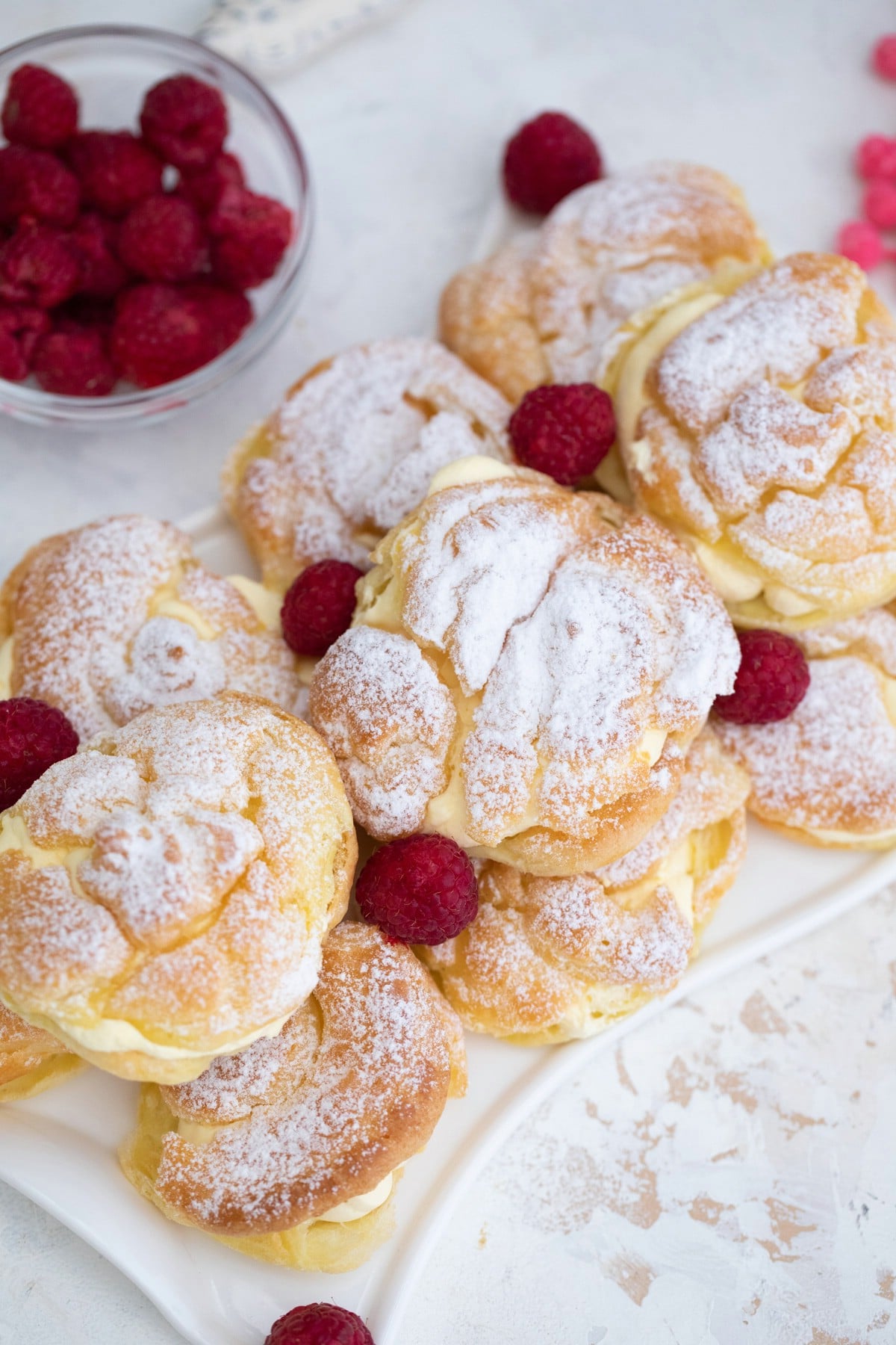 Cream puffs with berries