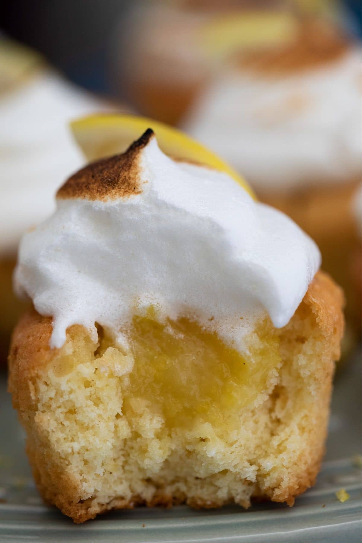 Lemon meringue cupcake with curd inside