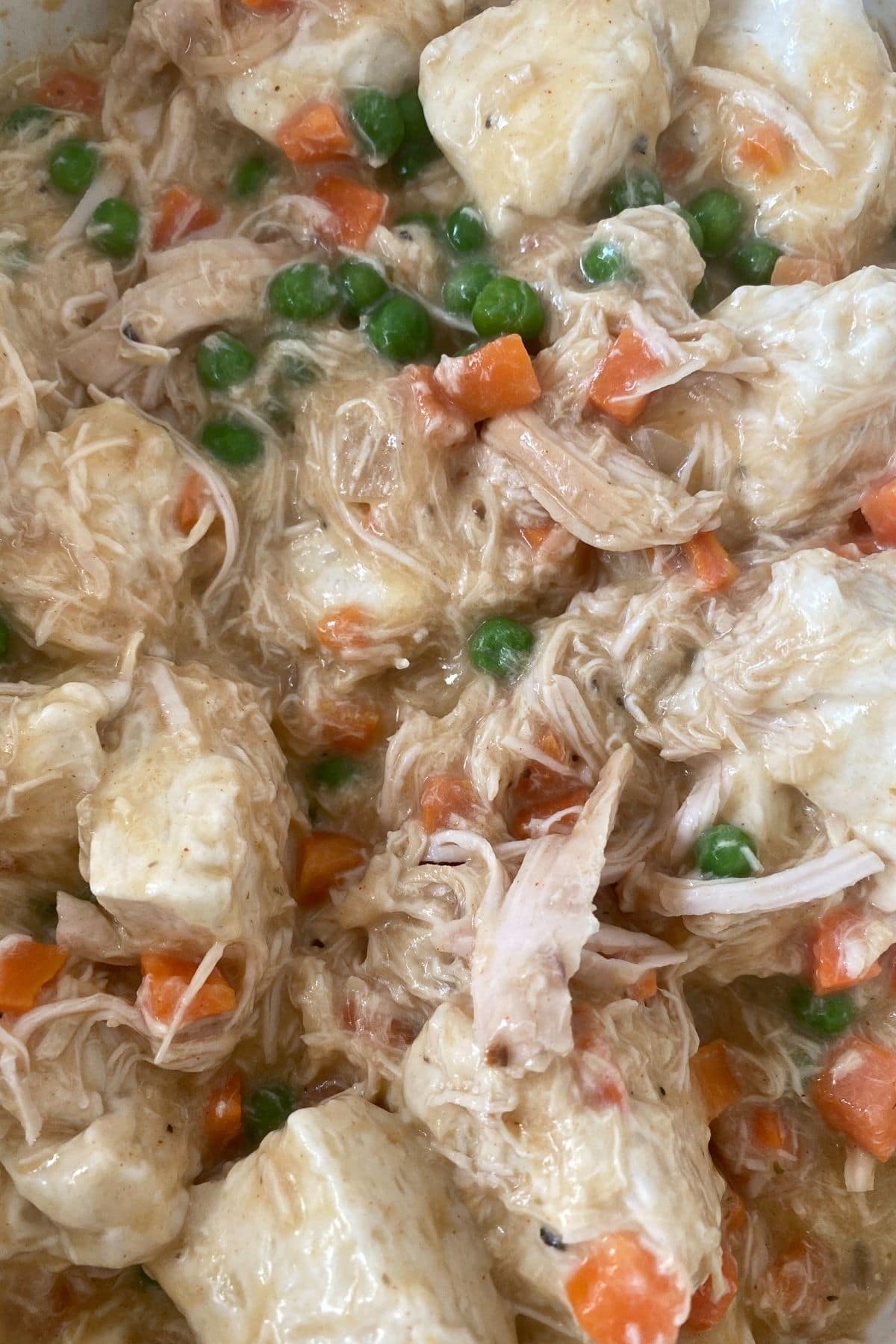Shredded chicken with vegetables and biscuits