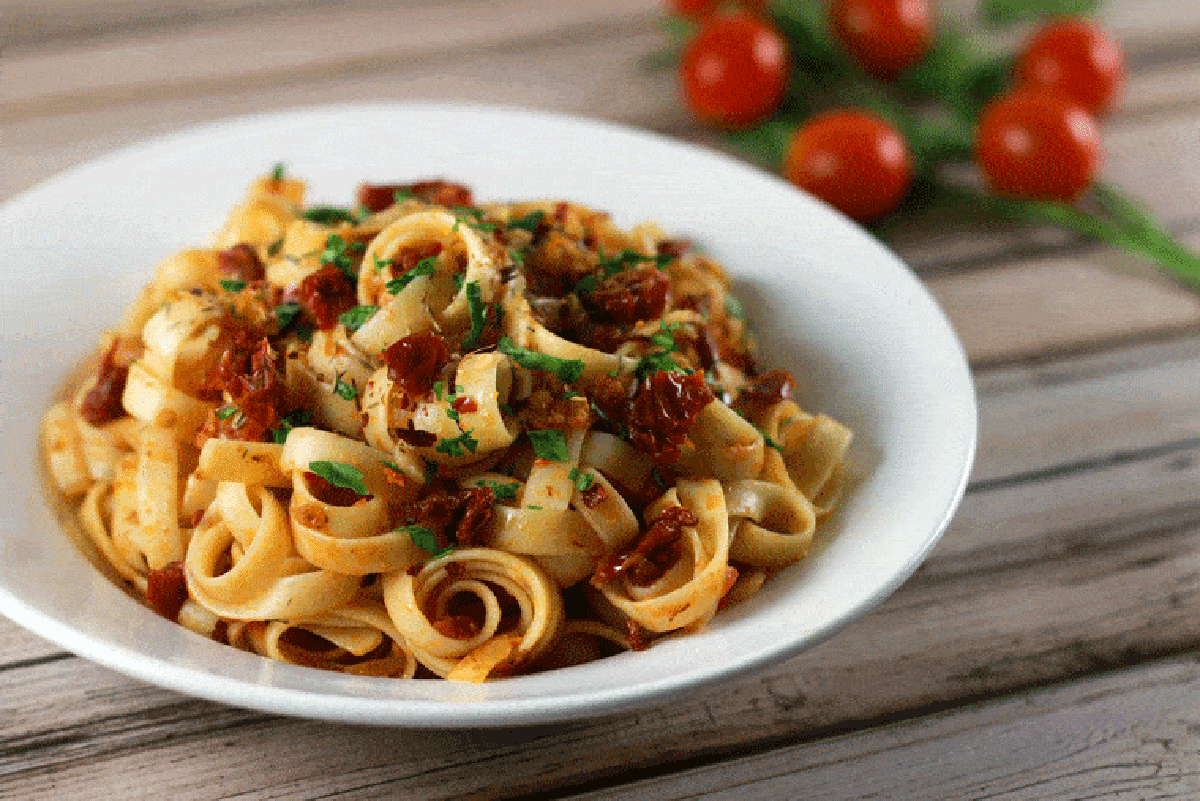 Quick and Easy Sundried Tomatoes and Garlic Pasta