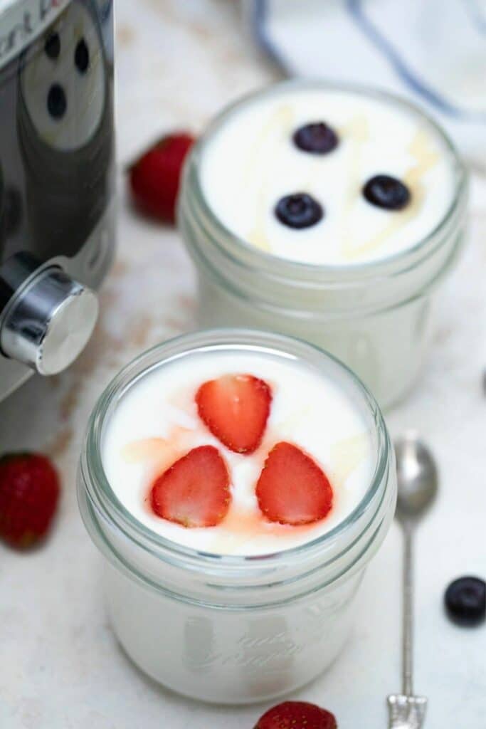 Small mason jars of yogurt by instant pot