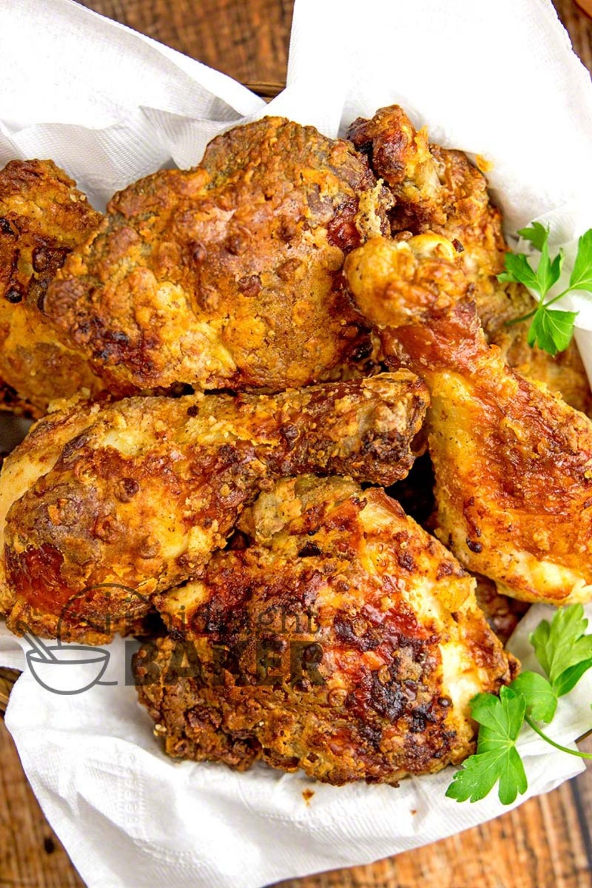 Fried chicken legs in bowl with white napkin