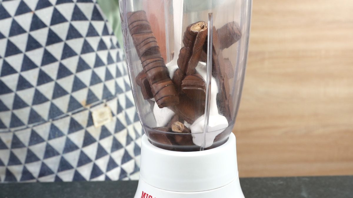 blender with cream and Kinder Bueno bars on table