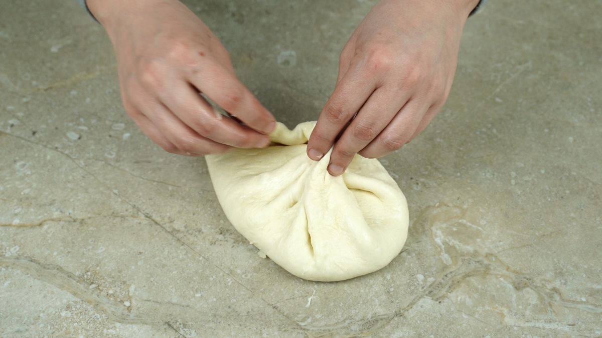 hand pinching dough