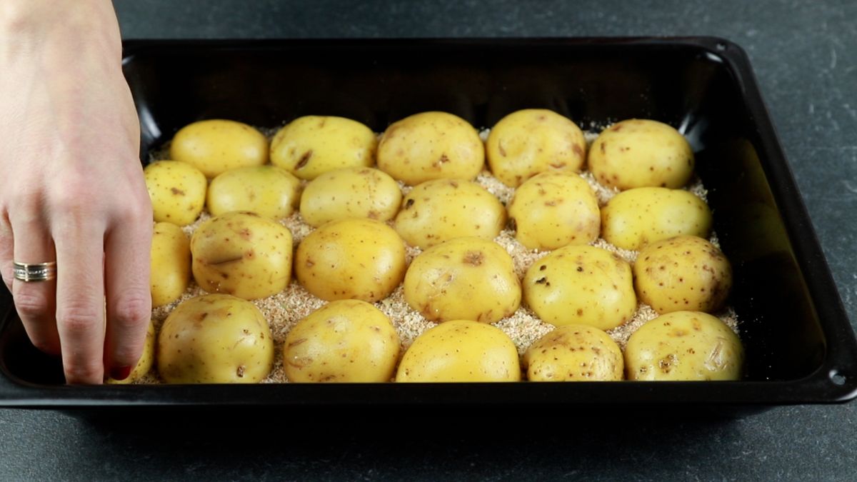 black pan of potatoes