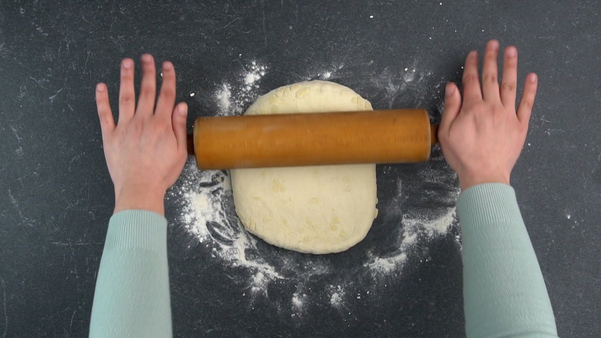 rolling pin rolling out pizza dough
