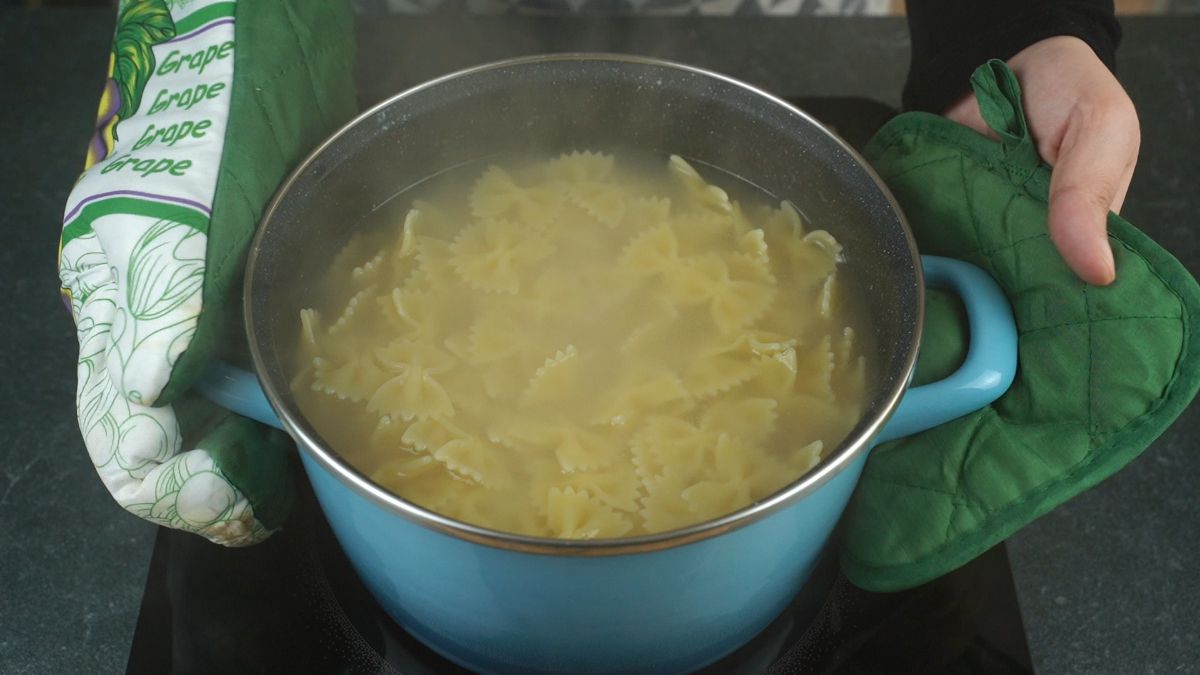 cooked pasta ready to drain