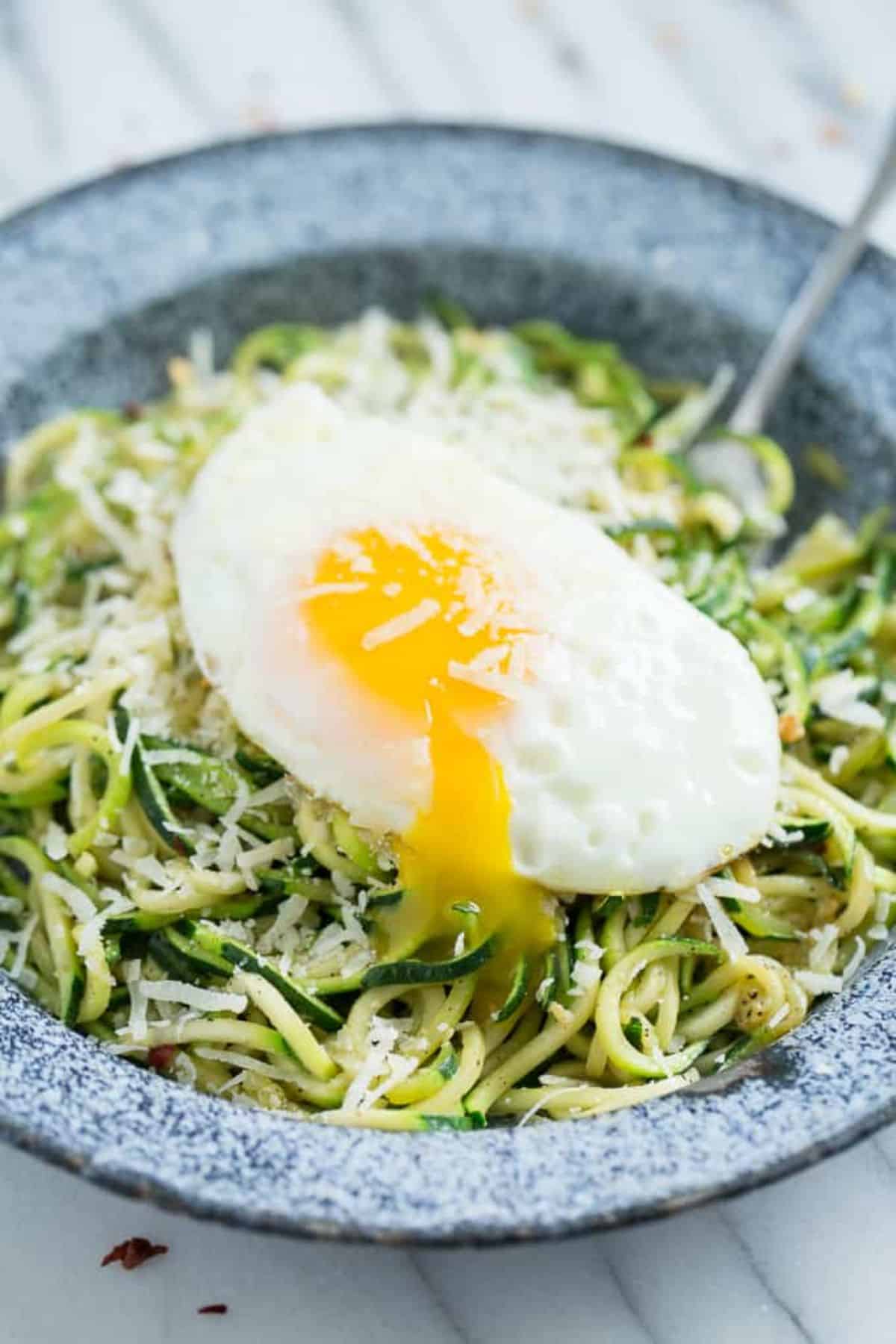 Zucchini Noodles Aglio and Olio on a blue plate.