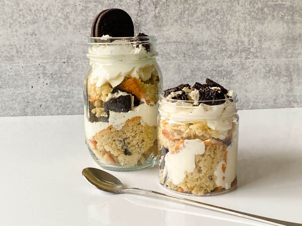 cookies and cream cake in a jar in two sized jars on white counter