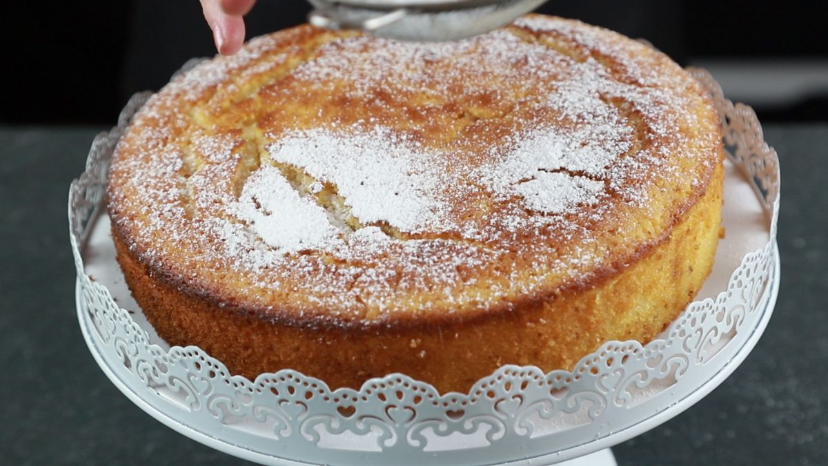 powdered sugar dusting on top of lemon cake