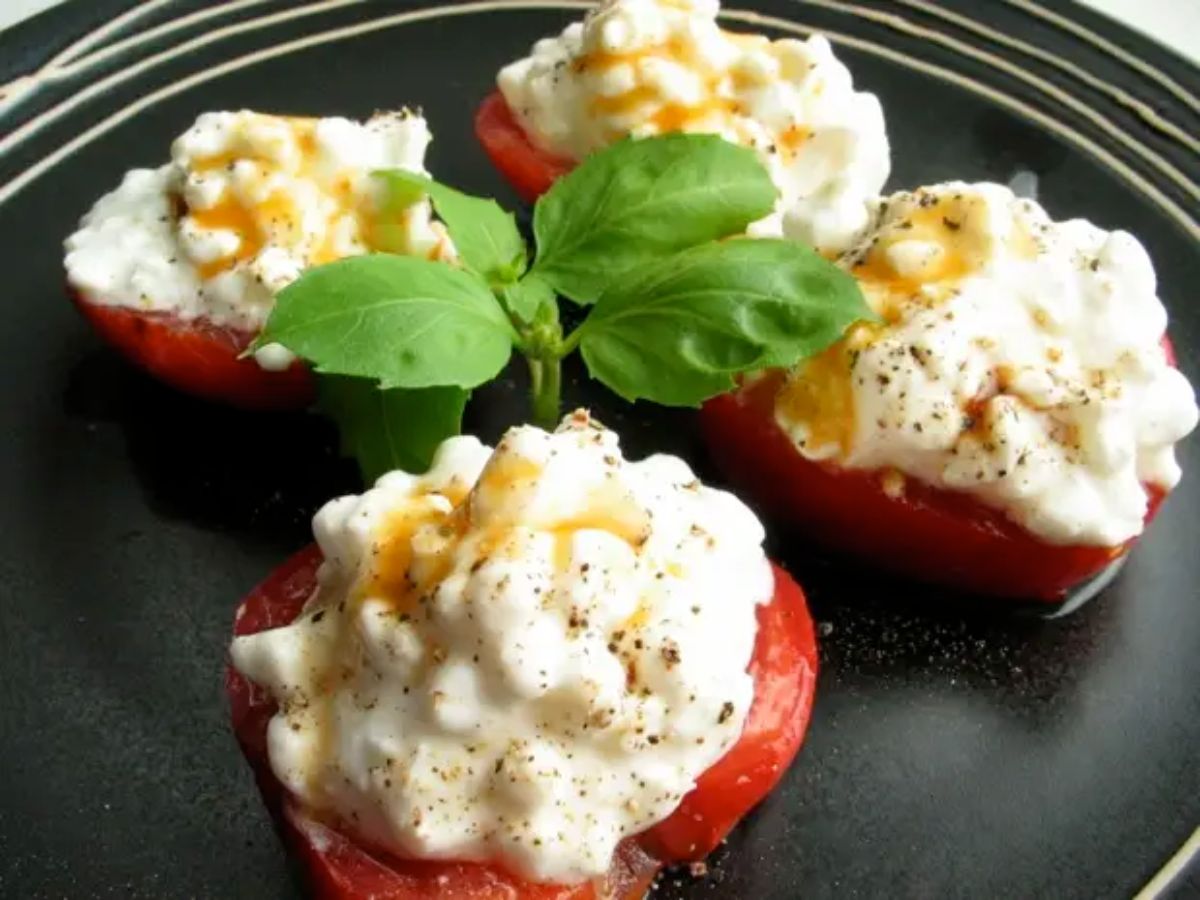 Tomatoes and Cottage Cheese on a black plate.